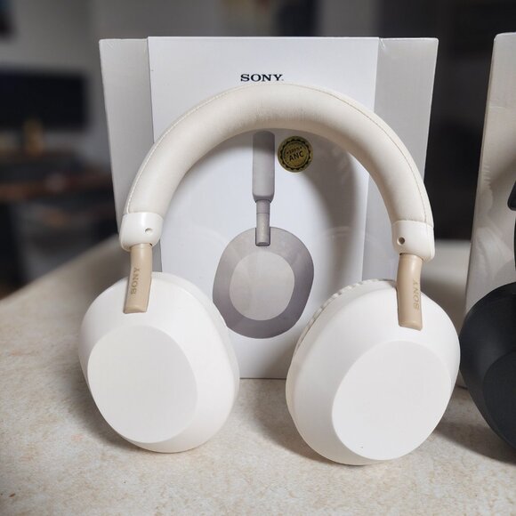 SONY (WH-1000XM5) headset With the plastic still wrapped around it no scratches - Picture 2 of 4